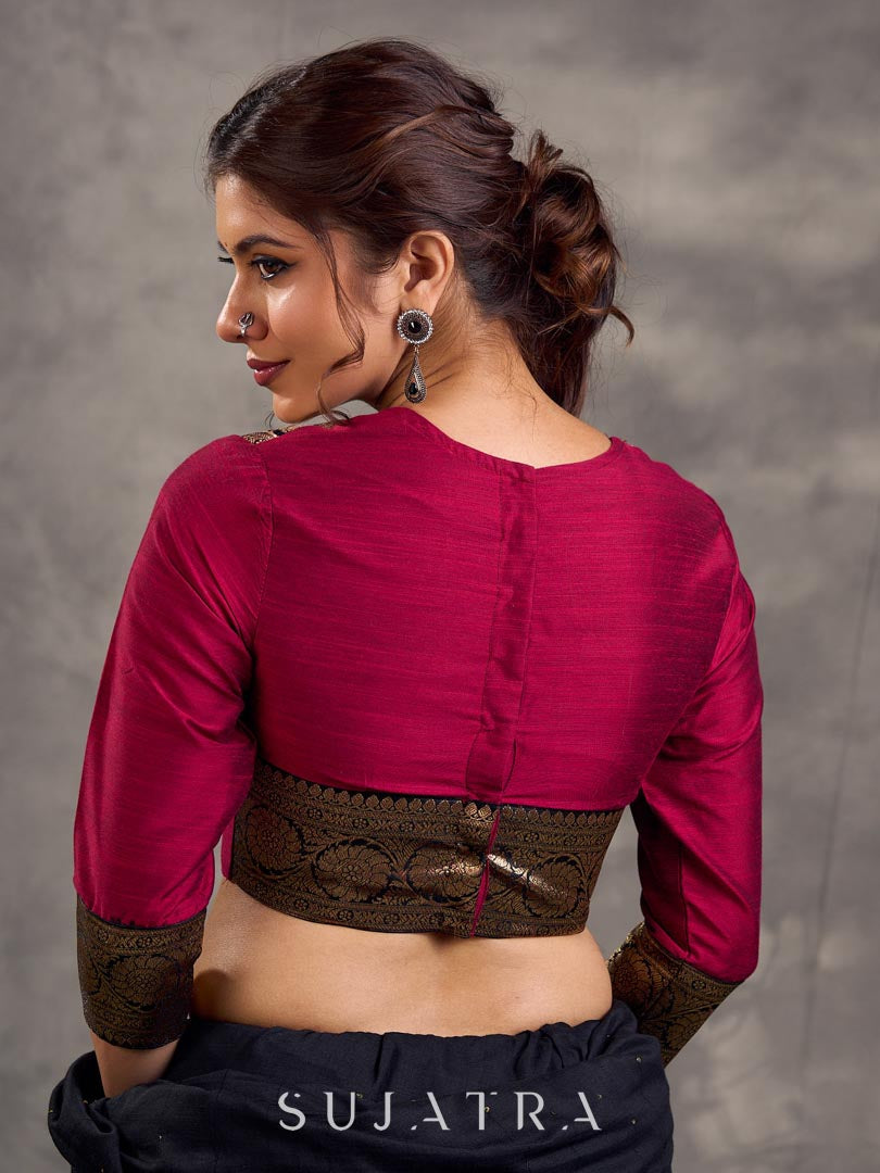 Chemisier en mélange de soie et coton magenta avec manches 3/4, épaules et poignets en brocart doré zari