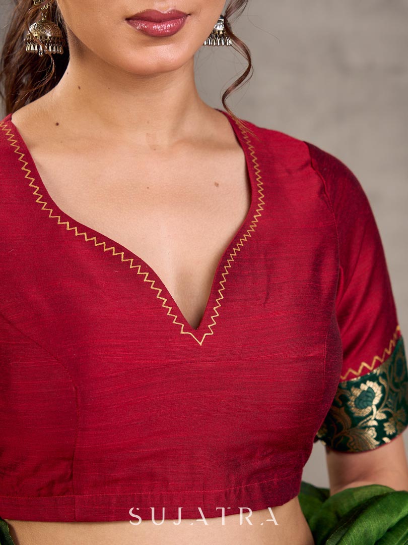 Chemisier en mélange de coton et soie marron avec encolure peinte à la main en zigzag et détails de poignets en brocart Bénarès fleuri