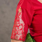 Blouse rouge en soie et coton avec empiècement en brocart Benarasi floral sur les manches et décolleté en V