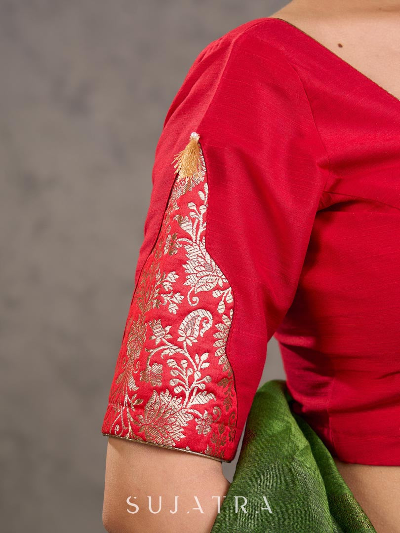 Blouse rouge en soie et coton avec empiècement en brocart Benarasi floral sur les manches et décolleté en V