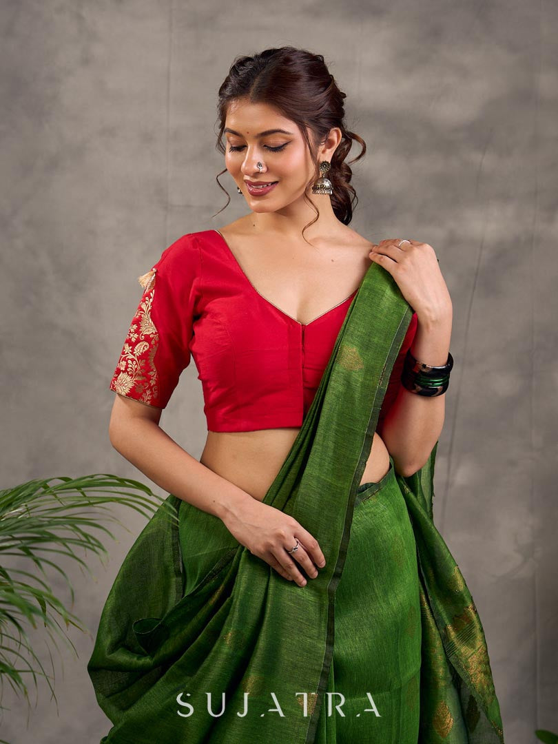 Blouse rouge en soie et coton avec empiècement en brocart Benarasi floral sur les manches et décolleté en V