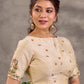 Blouse en coton et soie crème avec broderie florale faite main sur l'ensemble et les manches