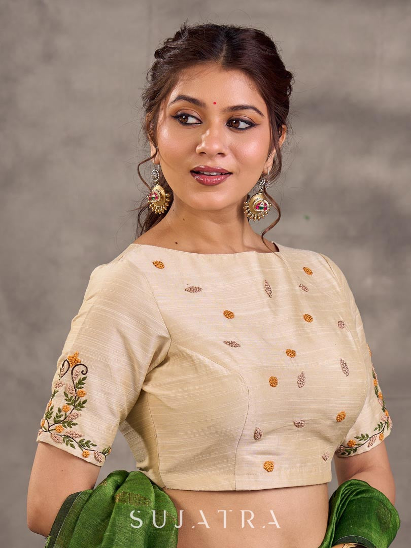 Blouse en coton et soie crème avec broderie florale faite main sur l'ensemble et les manches