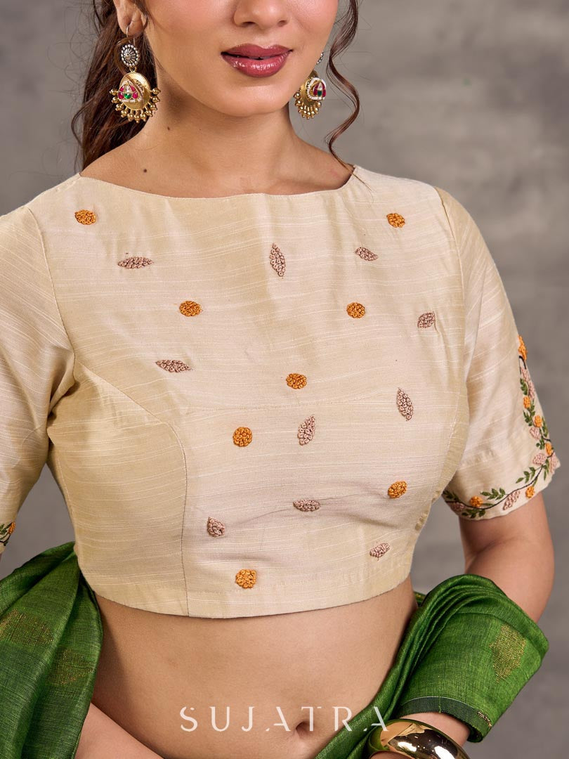Blouse en coton et soie crème avec broderie florale faite main sur l'ensemble et les manches