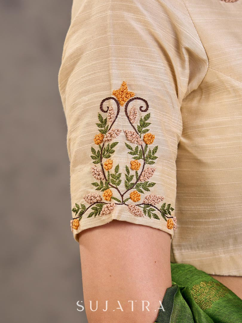Blouse en coton et soie crème avec broderie florale faite main sur l'ensemble et les manches