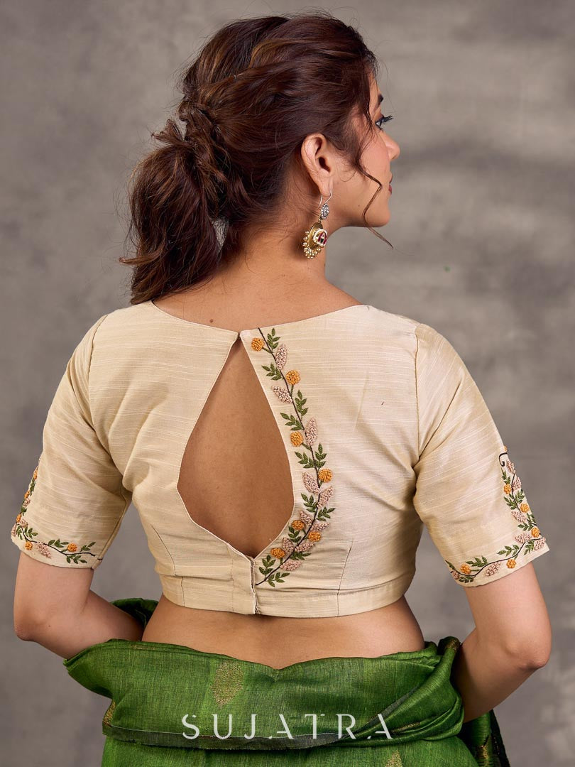 Blouse en coton et soie crème avec broderie florale faite main sur l'ensemble et les manches