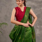 Blouse sans manches en mélange de coton et soie couleur bordeaux, croisée devant de manière asymétrique et agrémentée de boutons dorés