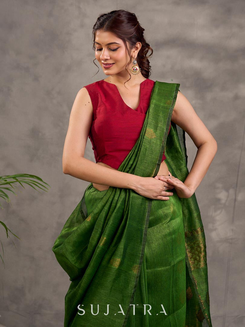 Blouse sans manches en mélange de coton et soie couleur bordeaux, croisée devant de manière asymétrique et agrémentée de boutons dorés