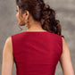 Blouse sans manches en mélange de coton et soie couleur bordeaux, croisée devant de manière asymétrique et agrémentée de boutons dorés