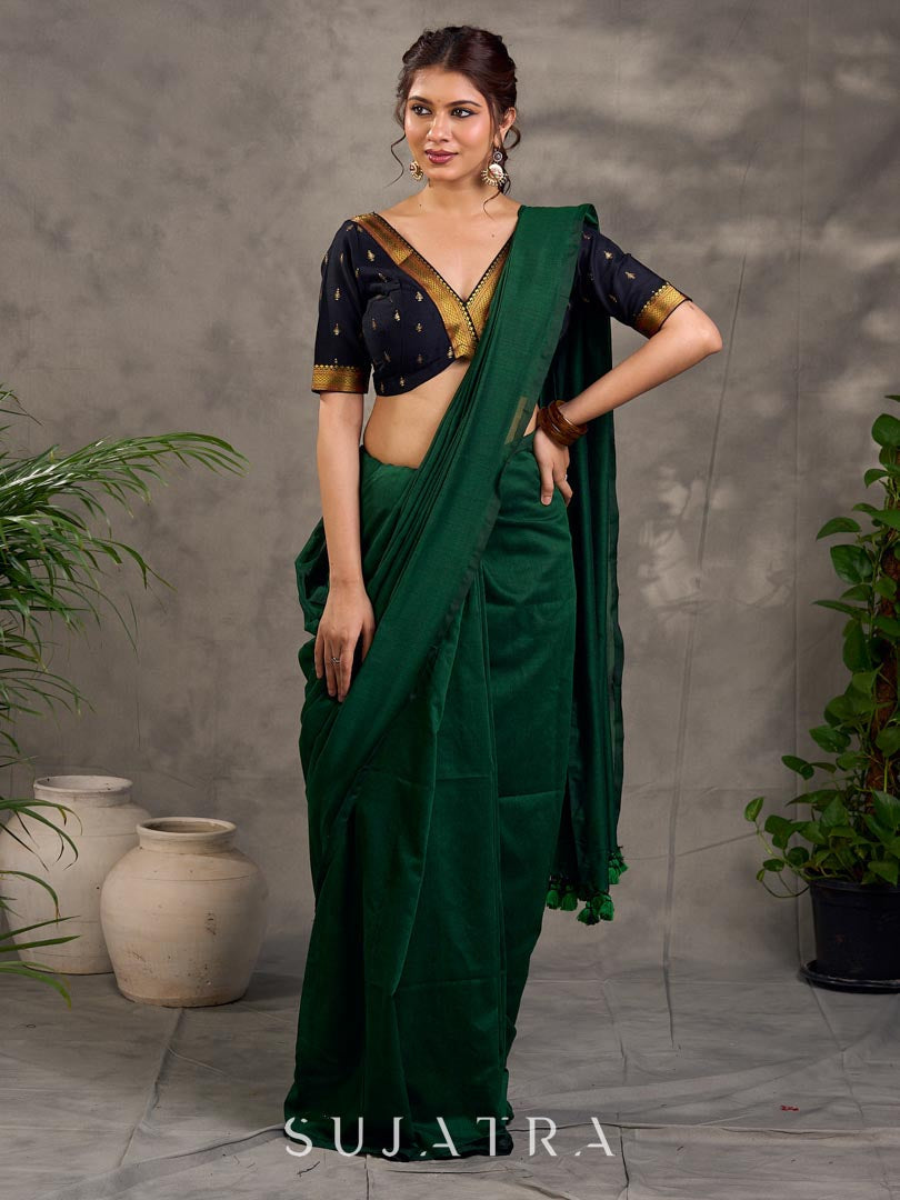 Blouse à col en V en mélange de coton et soie noir de jais avec détails de motifs dorés et bordure en zari
