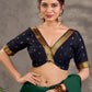 Blouse à col en V en mélange de coton et soie noir de jais avec détails de motifs dorés et bordure en zari