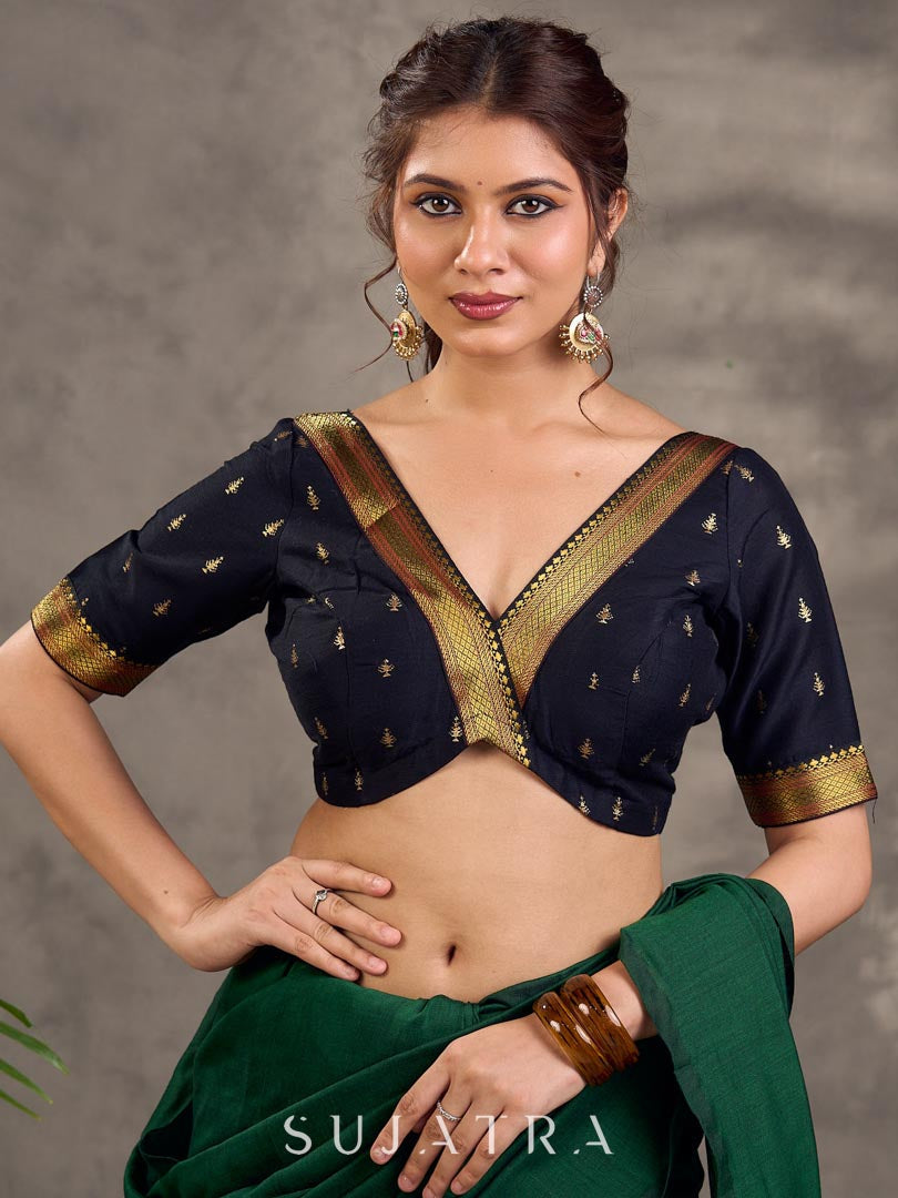 Blouse à col en V en mélange de coton et soie noir de jais avec détails de motifs dorés et bordure en zari