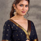 Blouse à col en V en mélange de coton et soie noir de jais avec détails de motifs dorés et bordure en zari