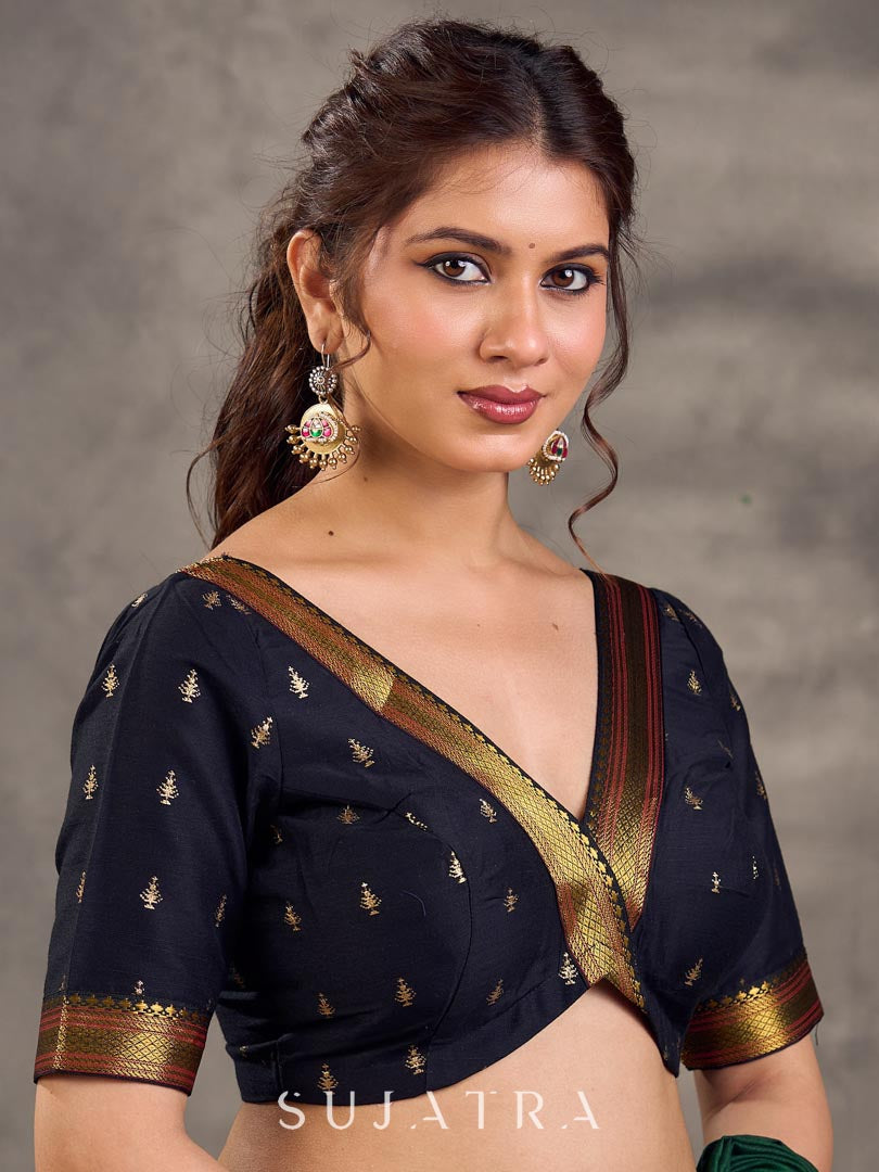 Blouse à col en V en mélange de coton et soie noir de jais avec détails de motifs dorés et bordure en zari