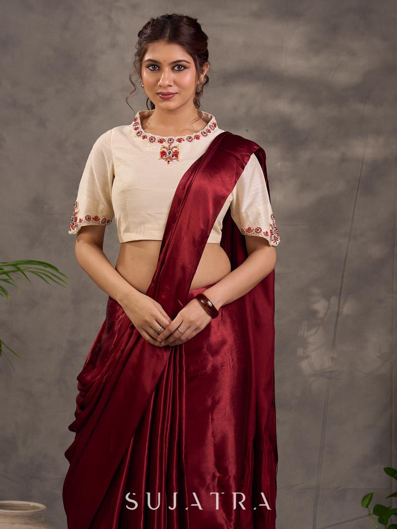 Blouse en coton et soie crème avec encolure et manches brodées de motifs floraux colorés