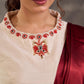 Blouse en coton et soie crème avec encolure et manches brodées de motifs floraux colorés