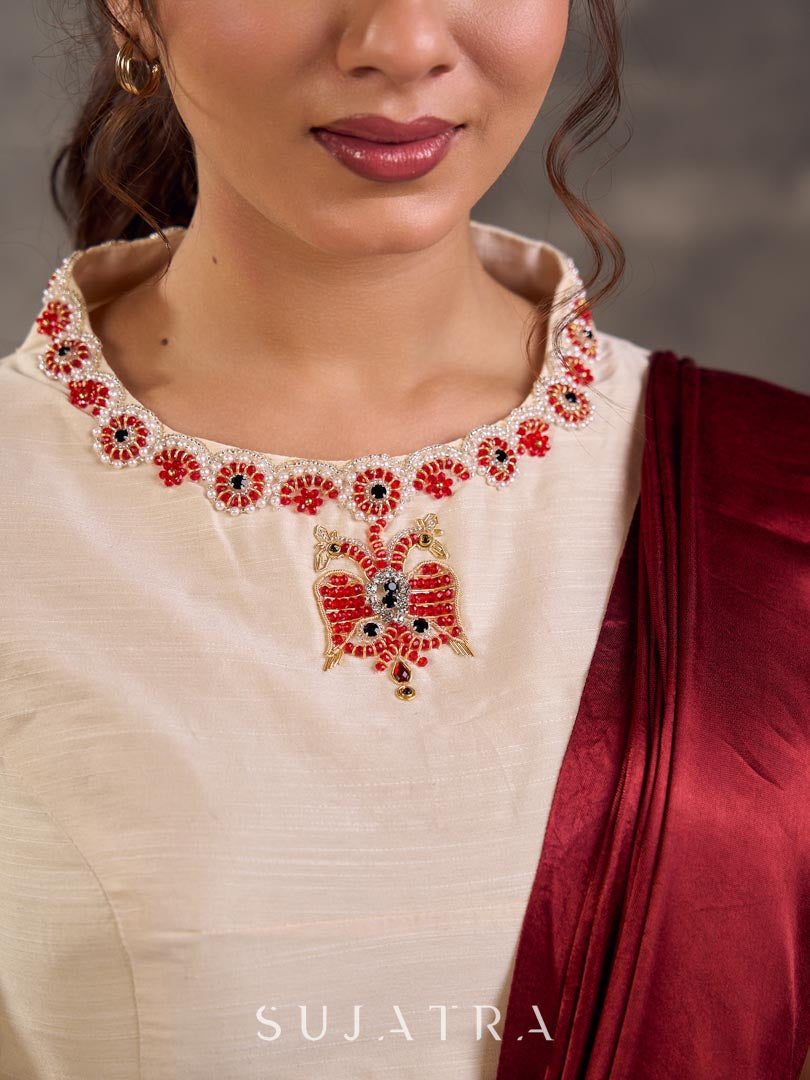Blouse en coton et soie crème avec encolure et manches brodées de motifs floraux colorés