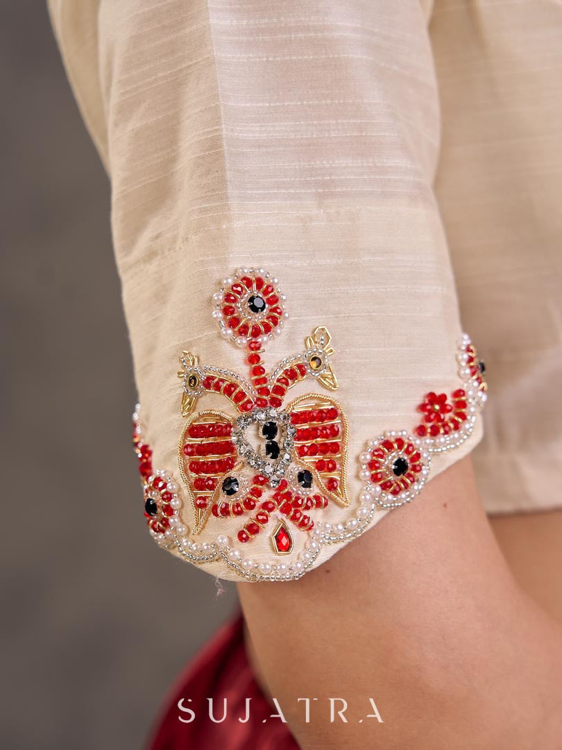 Blouse en coton et soie crème avec encolure et manches brodées de motifs floraux colorés