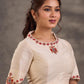 Blouse en coton et soie crème avec encolure et manches brodées de motifs floraux colorés