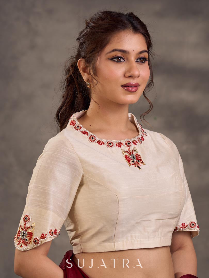 Blouse en coton et soie crème avec encolure et manches brodées de motifs floraux colorés