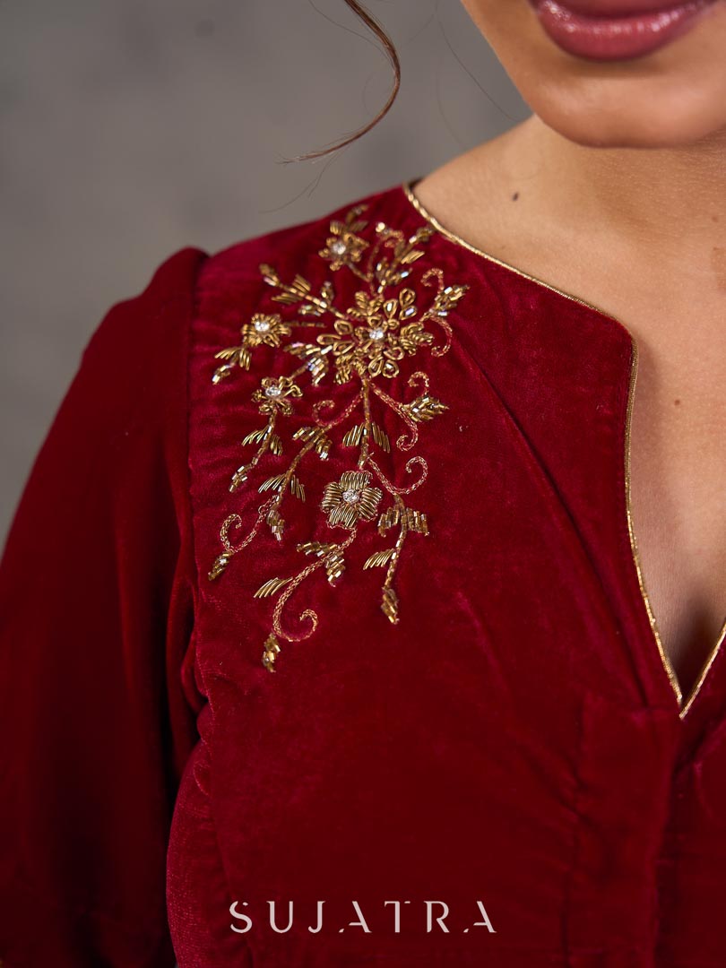 Blouse en velours bordeaux avec broderie artisanale dorée vieillie