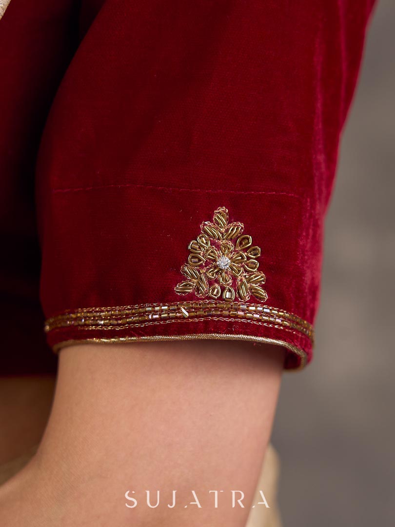 Blouse en velours bordeaux avec broderie artisanale dorée vieillie