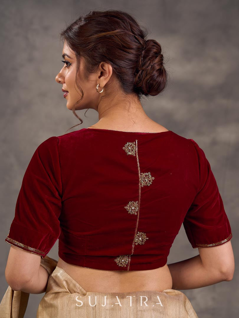 Blouse en velours bordeaux avec broderie artisanale dorée vieillie