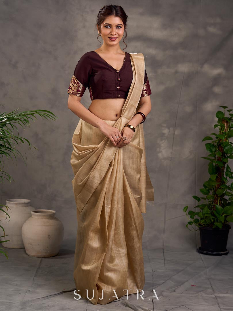 Blouse en coton et soie marron foncé à manches courtes, avec panneau de manches en brocart Benarasi et décolleté en V