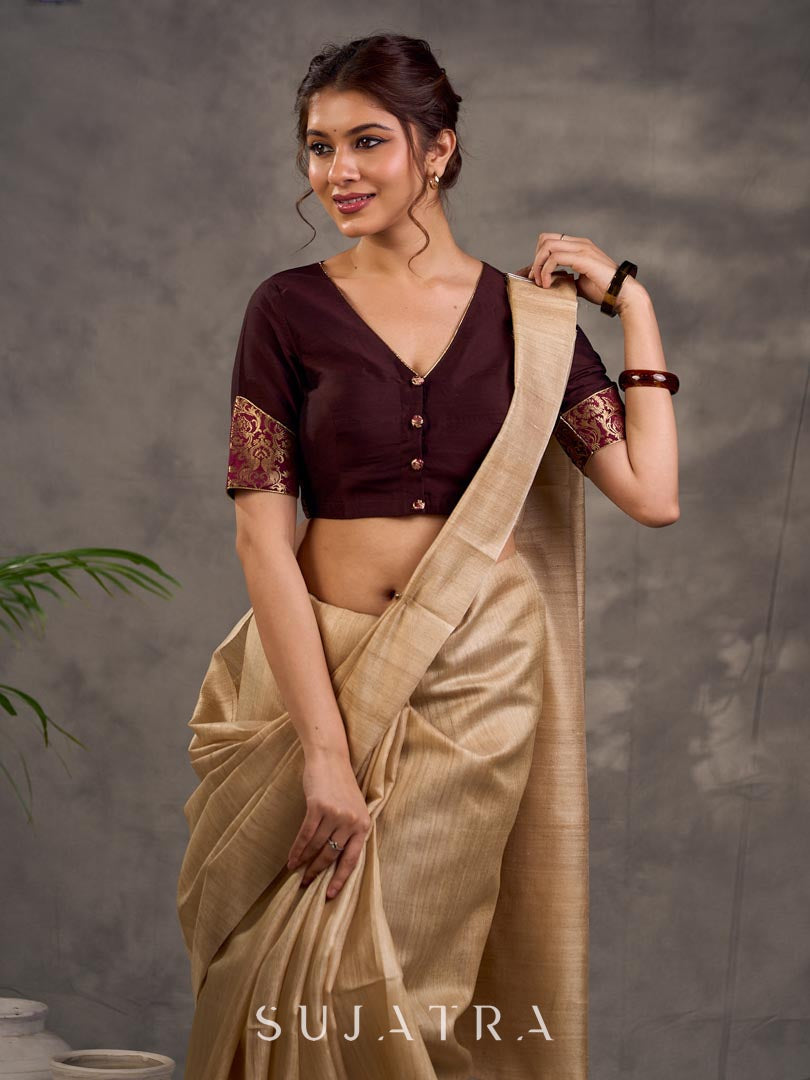 Blouse en coton et soie marron foncé à manches courtes, avec panneau de manches en brocart Benarasi et décolleté en V