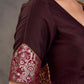 Blouse en coton et soie marron foncé à manches courtes, avec panneau de manches en brocart Benarasi et décolleté en V