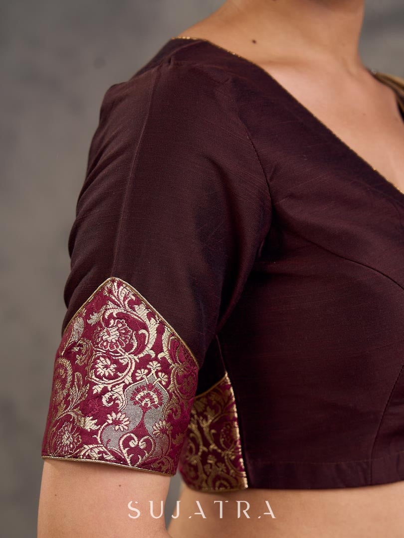 Blouse en coton et soie marron foncé à manches courtes, avec panneau de manches en brocart Benarasi et décolleté en V