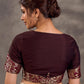 Blouse en coton et soie marron foncé à manches courtes, avec panneau de manches en brocart Benarasi et décolleté en V