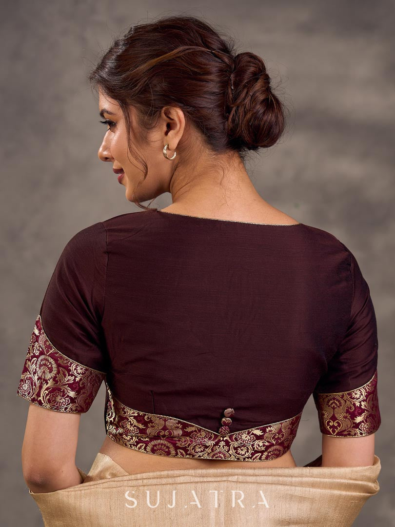 Blouse en coton et soie marron foncé à manches courtes, avec panneau de manches en brocart Benarasi et décolleté en V