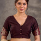 Blouse en coton et soie marron foncé à manches courtes, avec panneau de manches en brocart Benarasi et décolleté en V