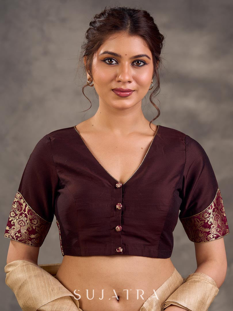 Blouse en coton et soie marron foncé à manches courtes, avec panneau de manches en brocart Benarasi et décolleté en V