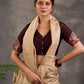 Blouse en coton et soie marron foncé à manches courtes, avec panneau de manches en brocart Benarasi et décolleté en V