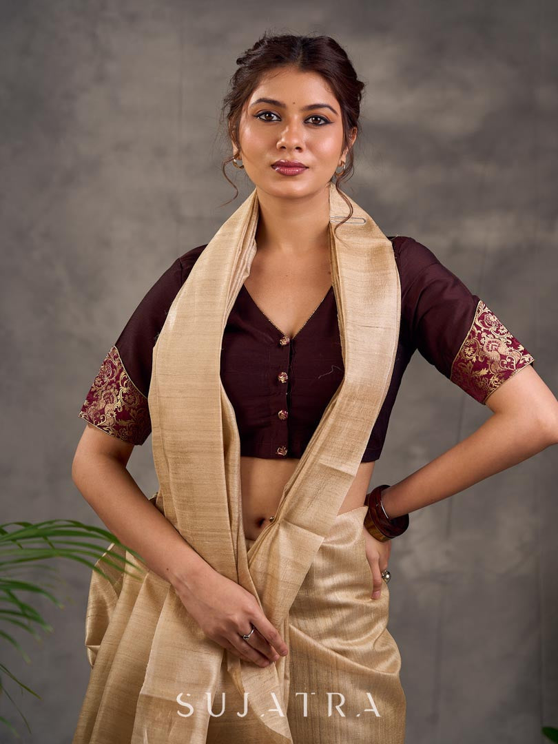 Blouse en coton et soie marron foncé à manches courtes, avec panneau de manches en brocart Benarasi et décolleté en V