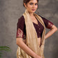 Blouse en coton et soie marron foncé à manches courtes, avec panneau de manches en brocart Benarasi et décolleté en V