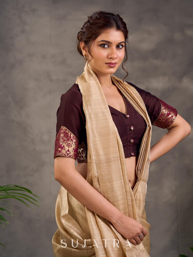 Blouse en coton et soie marron foncé à manches courtes, avec panneau de manches en brocart Benarasi et décolleté en V