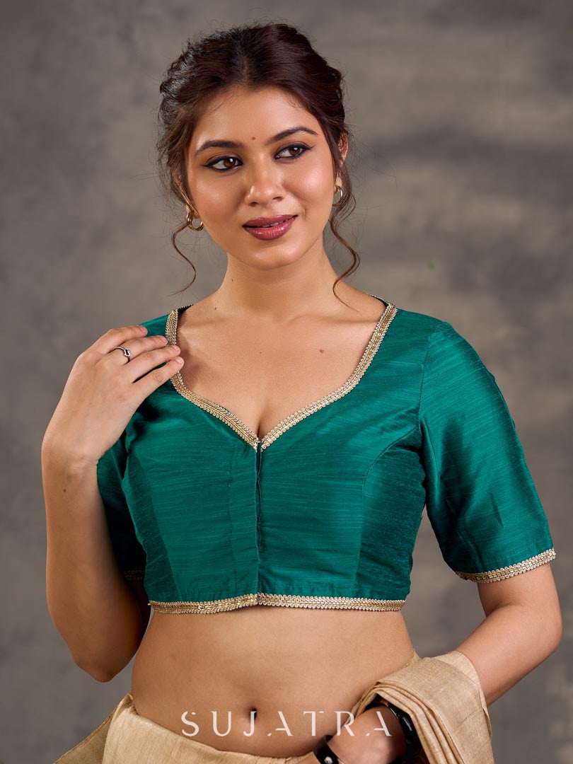 Chemisier en coton et soie vert sarcelle avec garniture en dentelle à l'encolure et au bas des manches