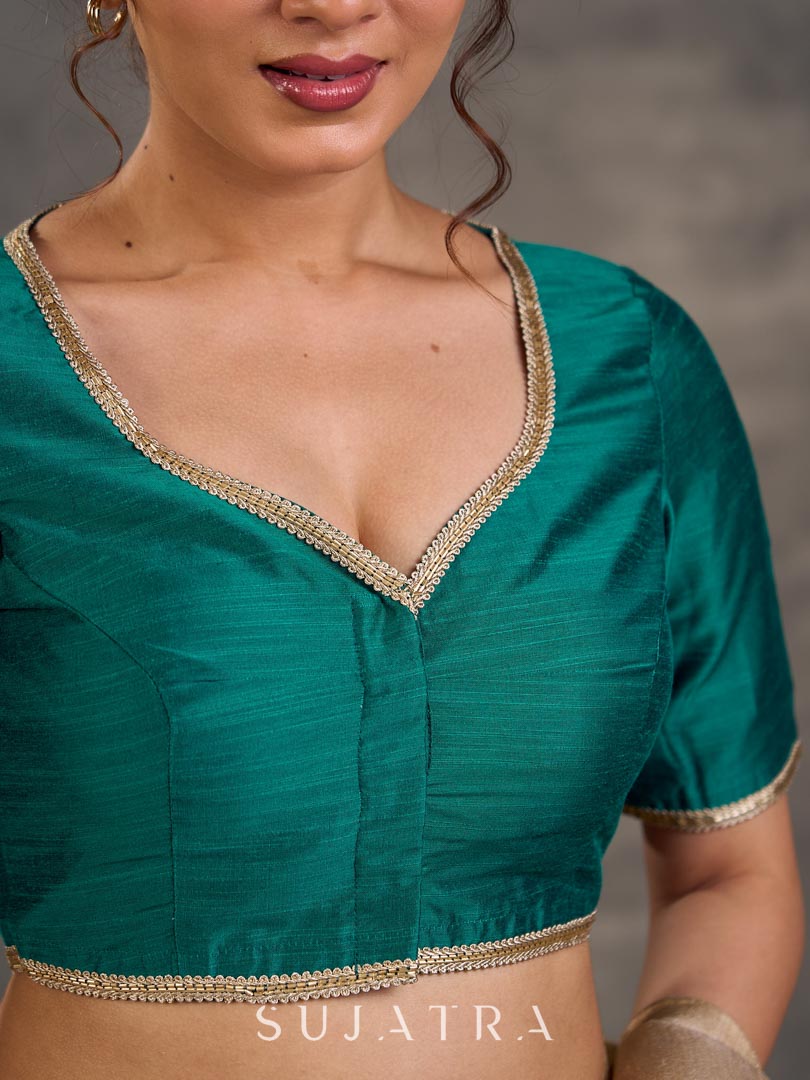 Chemisier en coton et soie vert sarcelle avec garniture en dentelle à l'encolure et au bas des manches