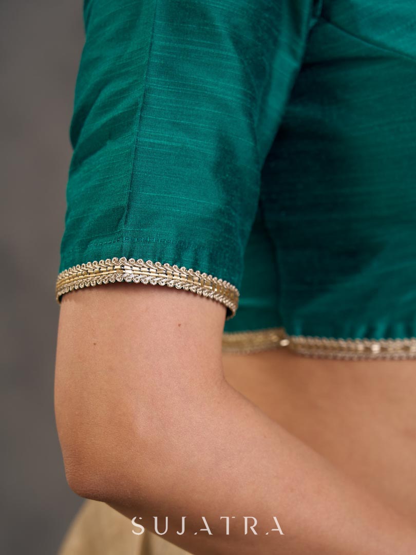 Chemisier en coton et soie vert sarcelle avec garniture en dentelle à l'encolure et au bas des manches