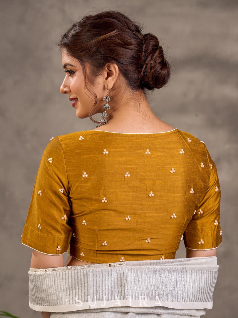 Blouse à encolure cœur en mélange coton et soie moutarde avec broderie buti perlée