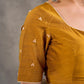 Blouse à encolure cœur en mélange coton et soie moutarde avec broderie buti perlée