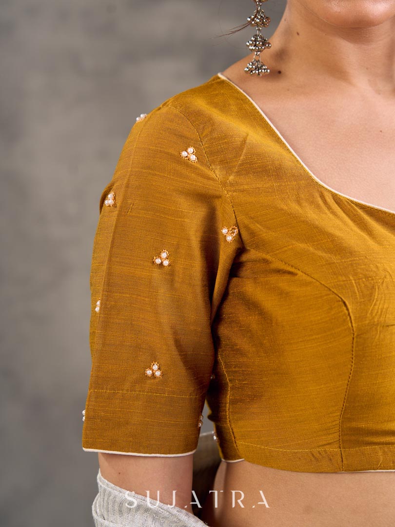Blouse à encolure cœur en mélange coton et soie moutarde avec broderie buti perlée