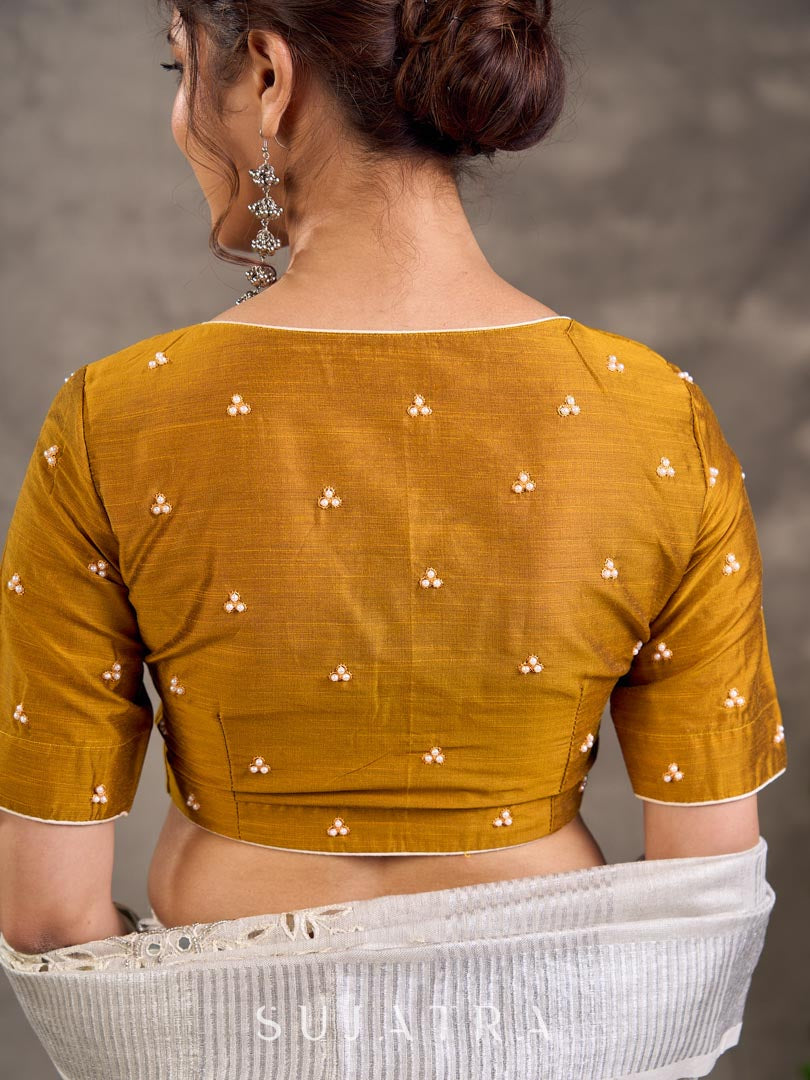 Blouse à encolure cœur en mélange coton et soie moutarde avec broderie buti perlée