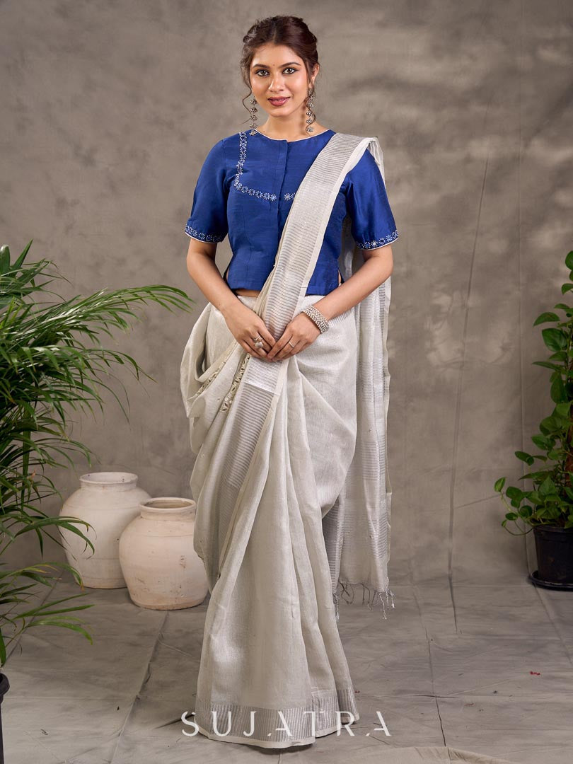 Blouse en mélange de coton et soie bleu roi, manches courtes, col et bordures de manches brodés de miroirs