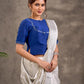 Blouse en mélange de coton et soie bleu roi, manches courtes, col et bordures de manches brodés de miroirs