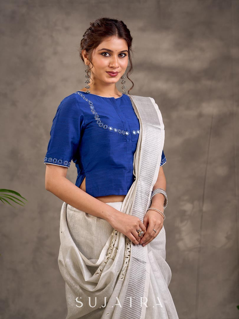 Blouse en mélange de coton et soie bleu roi, manches courtes, col et bordures de manches brodés de miroirs