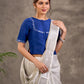 Blouse en mélange de coton et soie bleu roi, manches courtes, col et bordures de manches brodés de miroirs